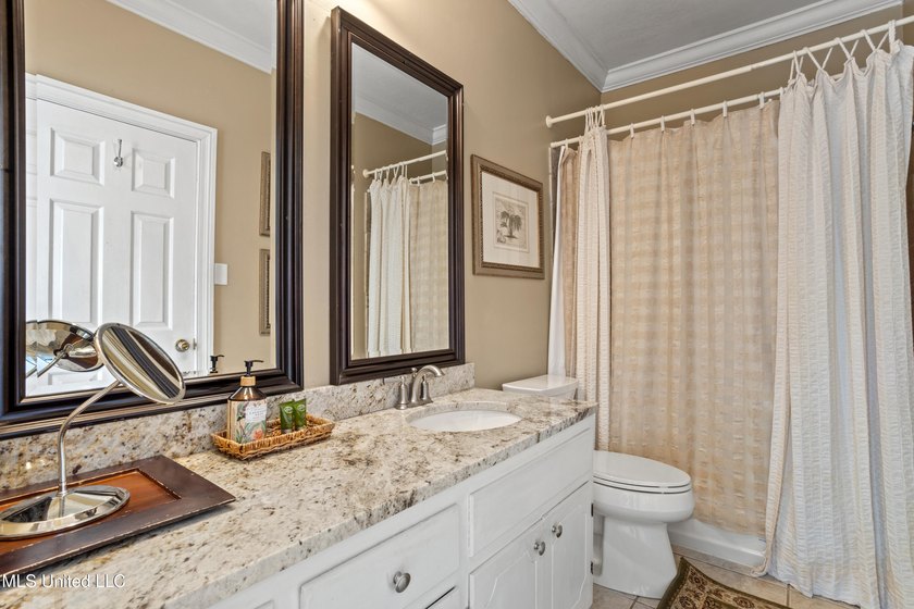 Perfect location and Incredible Opportunity! Beautiful 4 bedroom - photo 20