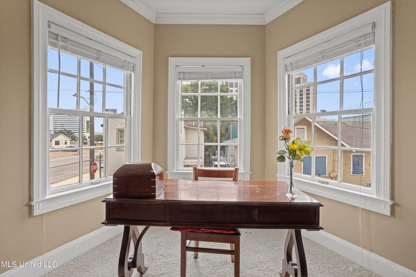 Perfect location and Incredible Opportunity! Beautiful 4 bedroom - photo 21