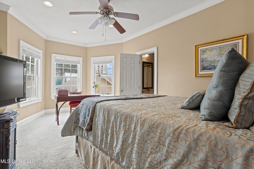 Perfect location and Incredible Opportunity! Beautiful 4 bedroom - photo 22