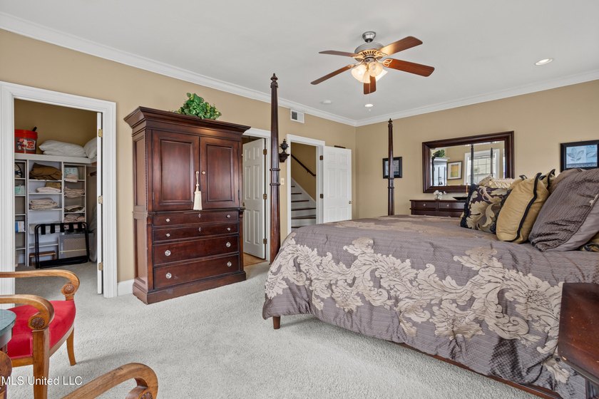 Perfect location and Incredible Opportunity! Beautiful 4 bedroom - photo 25