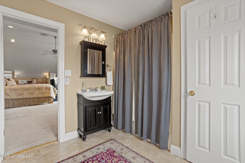 Perfect location and Incredible Opportunity! Beautiful 4 bedroom - photo 28