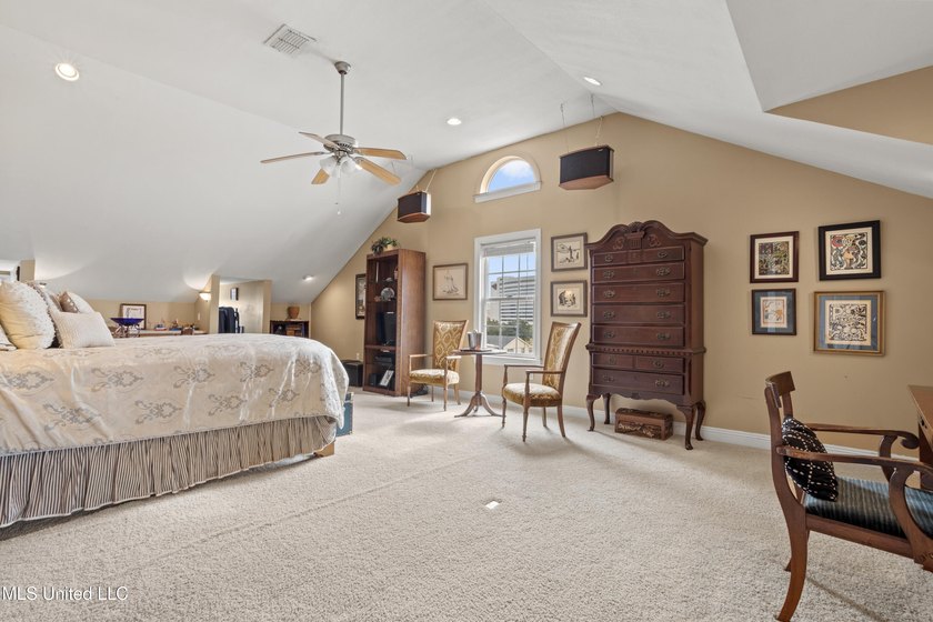 Perfect location and Incredible Opportunity! Beautiful 4 bedroom - photo 30
