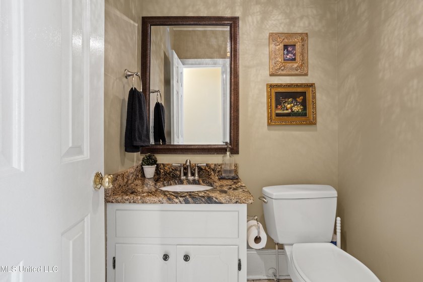 Perfect location and Incredible Opportunity! Beautiful 4 bedroom - photo 31