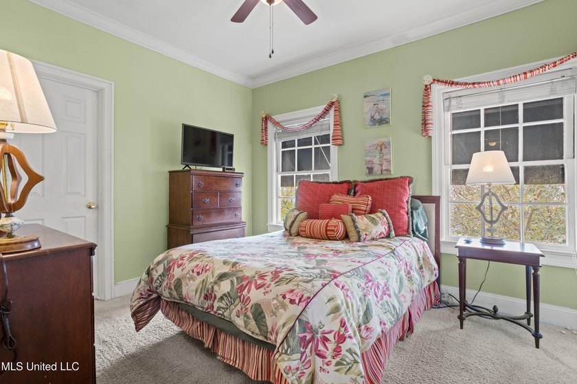 Perfect location and Incredible Opportunity! Beautiful 4 bedroom - photo 32