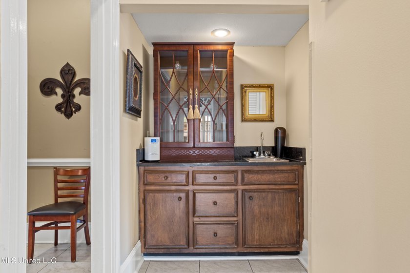 Perfect location and Incredible Opportunity! Beautiful 4 bedroom - photo 33