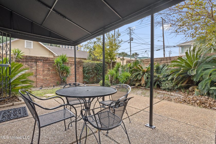 Perfect location and Incredible Opportunity! Beautiful 4 bedroom - photo 34