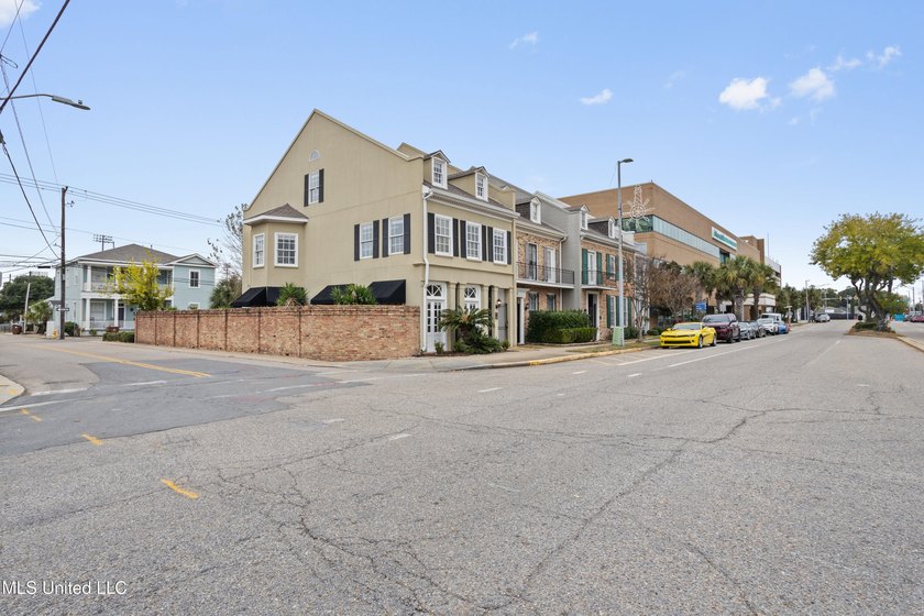 Perfect location and Incredible Opportunity! Beautiful 4 bedroom - photo 37