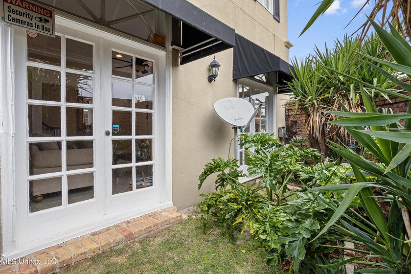 Perfect location and Incredible Opportunity! Beautiful 4 bedroom - photo 38