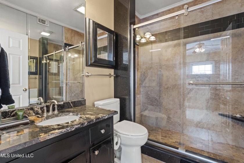 Perfect location and Incredible Opportunity! Beautiful 4 bedroom - photo 41