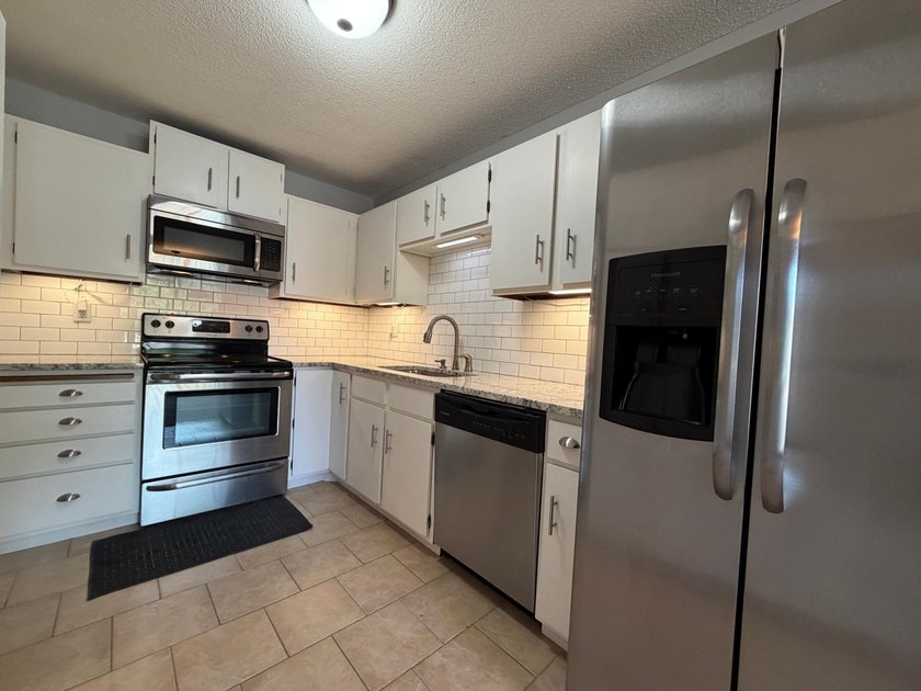 Beautifully updated unit throughout, including Kitchen with - photo 2
