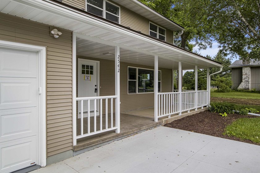 Nestled on a beautiful 1.1-acre lot in a peaceful country - photo 2