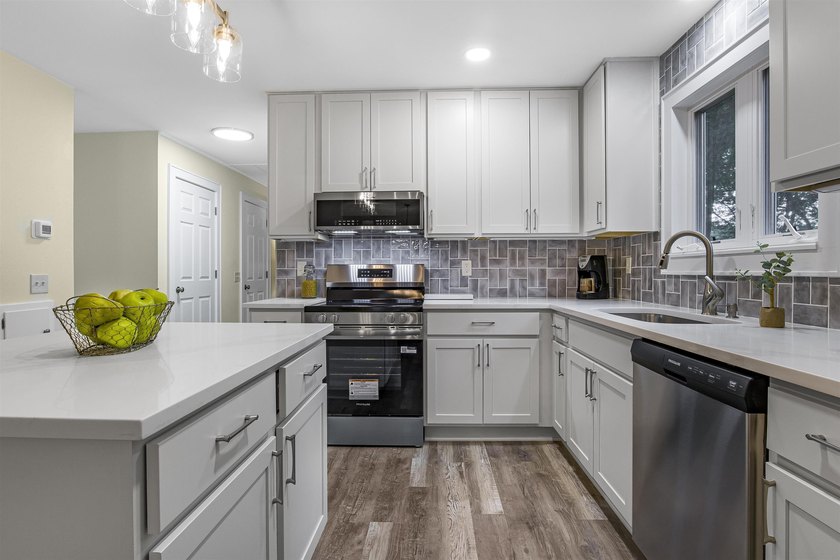 Nestled on a beautiful 1.1-acre lot in a peaceful country - photo 10