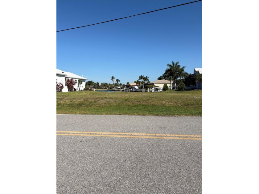 Beautiful waterfront lot in a prime location to build your dream - photo 4