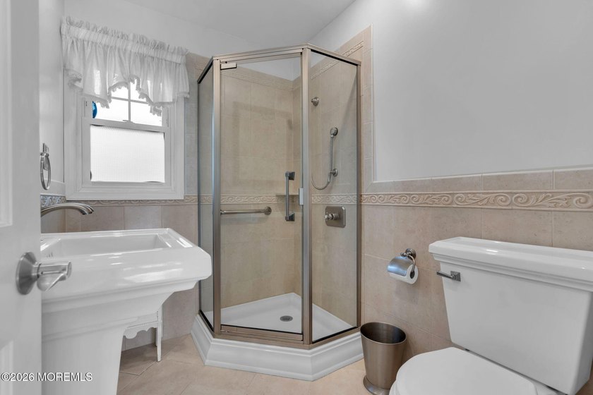 Welcome to this expansive 5-bedroom, 3 full bathroom home - photo 12