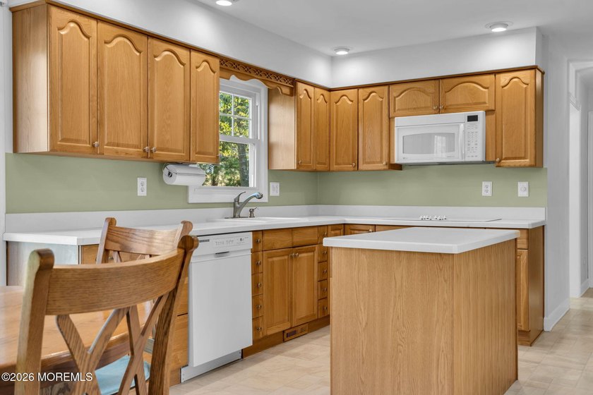 Welcome to this expansive 5-bedroom, 3 full bathroom home - photo 15