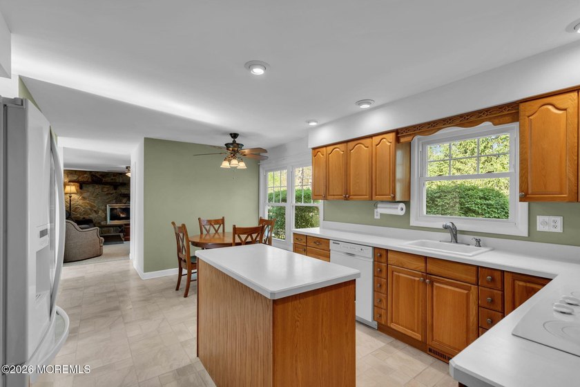 Welcome to this expansive 5-bedroom, 3 full bathroom home - photo 20