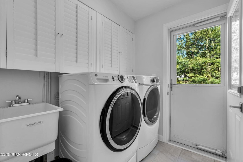 Welcome to this expansive 5-bedroom, 3 full bathroom home - photo 22