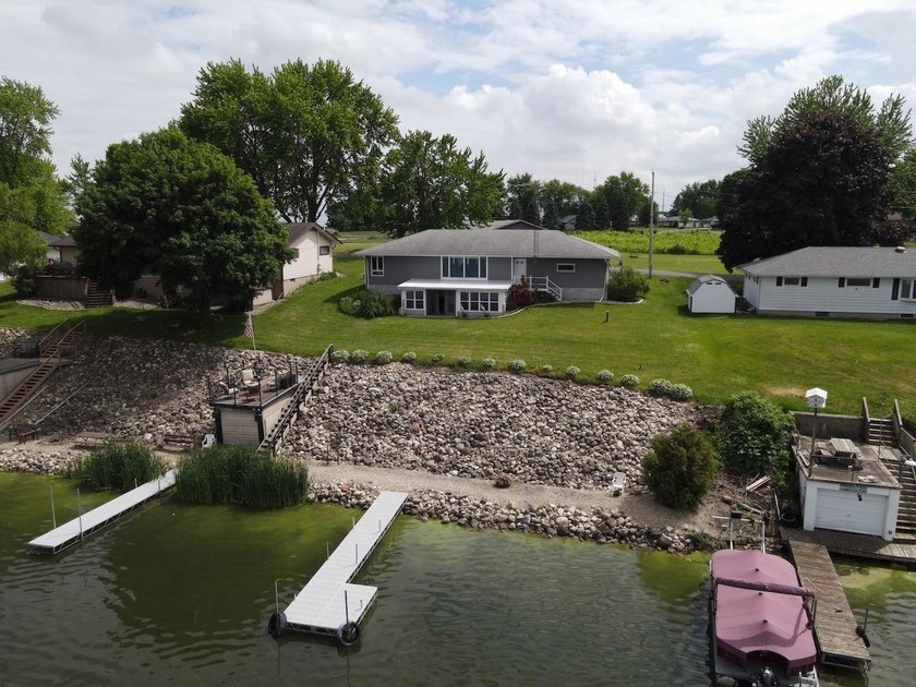 Welcome to lake life on Little Green Lake with 90' of pristine - photo 3