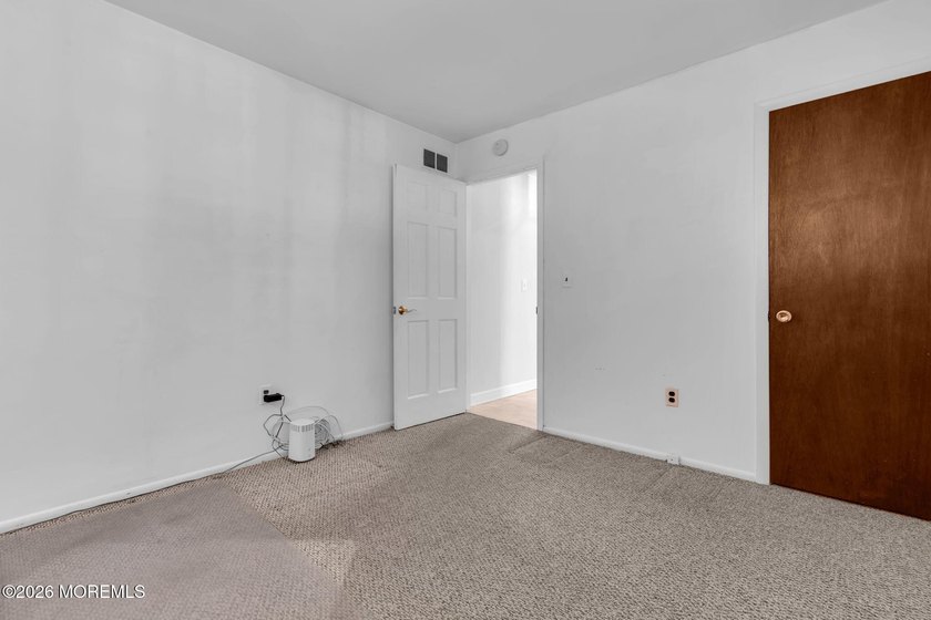 Welcome to this expansive 5-bedroom, 3 full bathroom home - photo 24