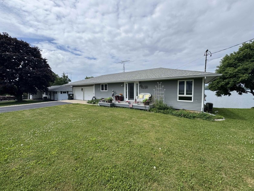 Welcome to lake life on Little Green Lake with 90' of pristine - photo 6