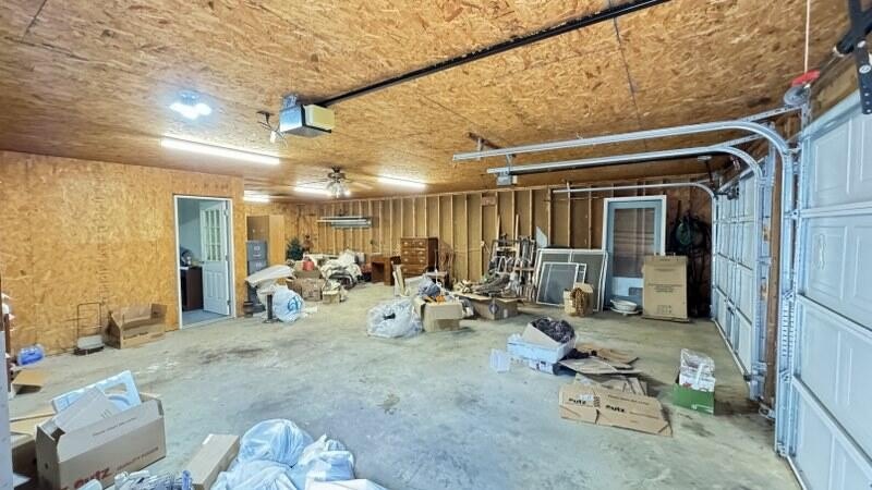 Very well maintained and peaceful location! This 3 bed / 2 bath - photo 28