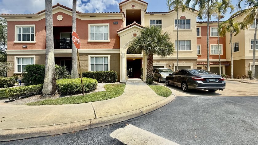 Beautiful 1/1 at Villaggio in Miramar. Mediterranean style gated - photo 2