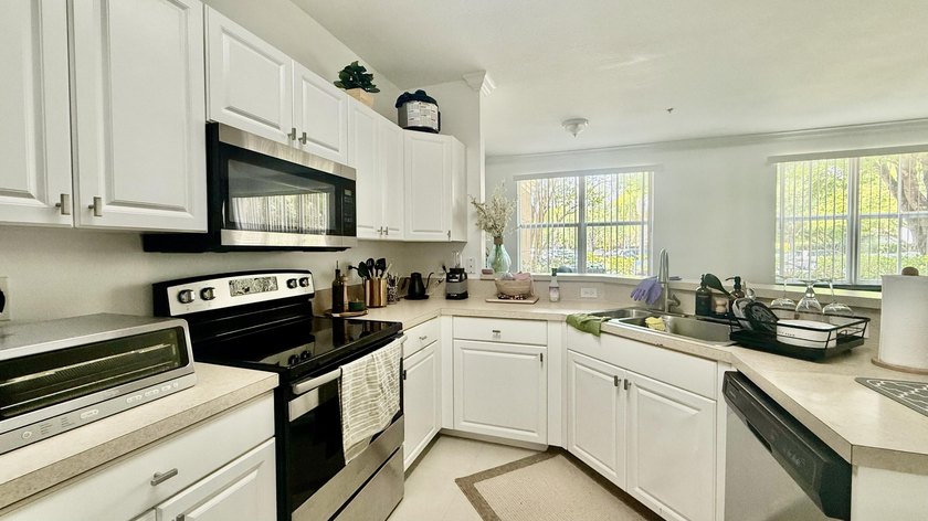Beautiful 1/1 at Villaggio in Miramar. Mediterranean style gated - photo 3