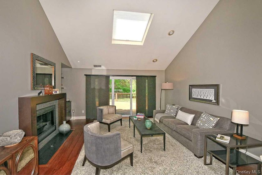 WELCOME TO THIS STUNNING AND SPACIOUS END UNIT TOWNHOUSE - photo 8