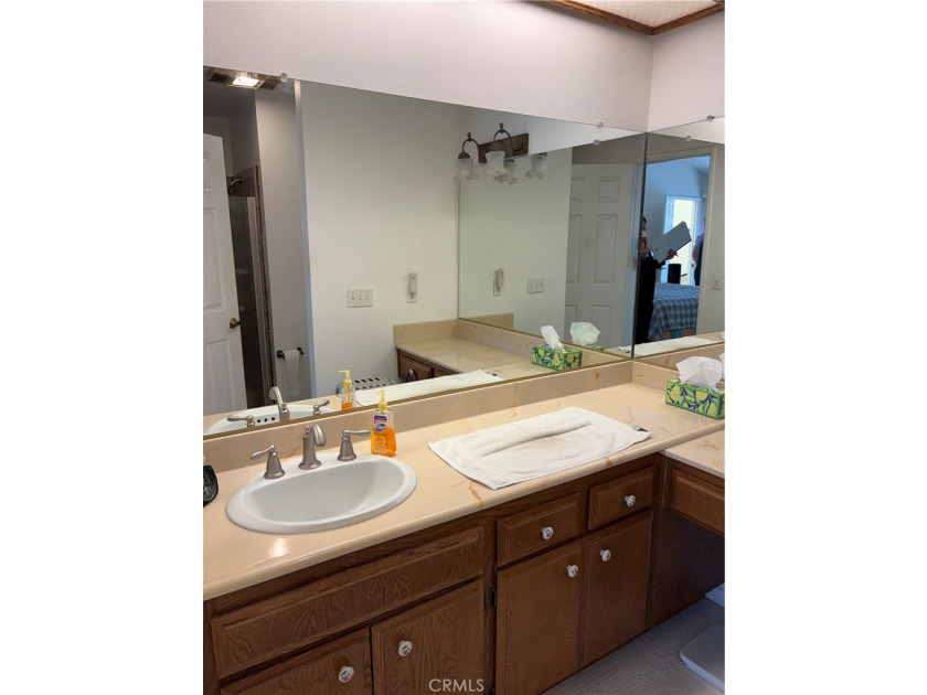 Charming tri-level townhome in Signal Hill featuring 2 bedrooms - photo 12