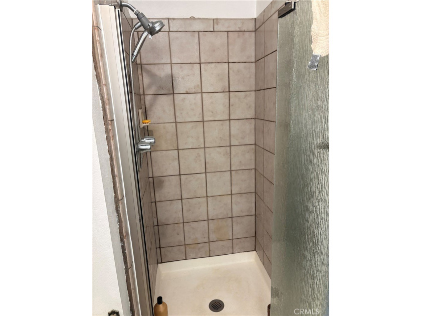 Charming tri-level townhome in Signal Hill featuring 2 bedrooms - photo 13