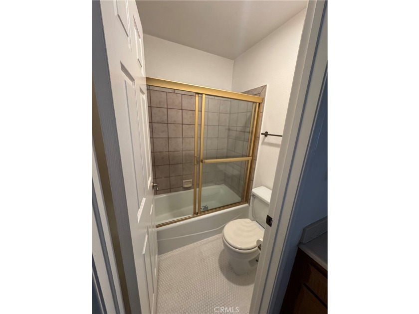Charming tri-level townhome in Signal Hill featuring 2 bedrooms - photo 16