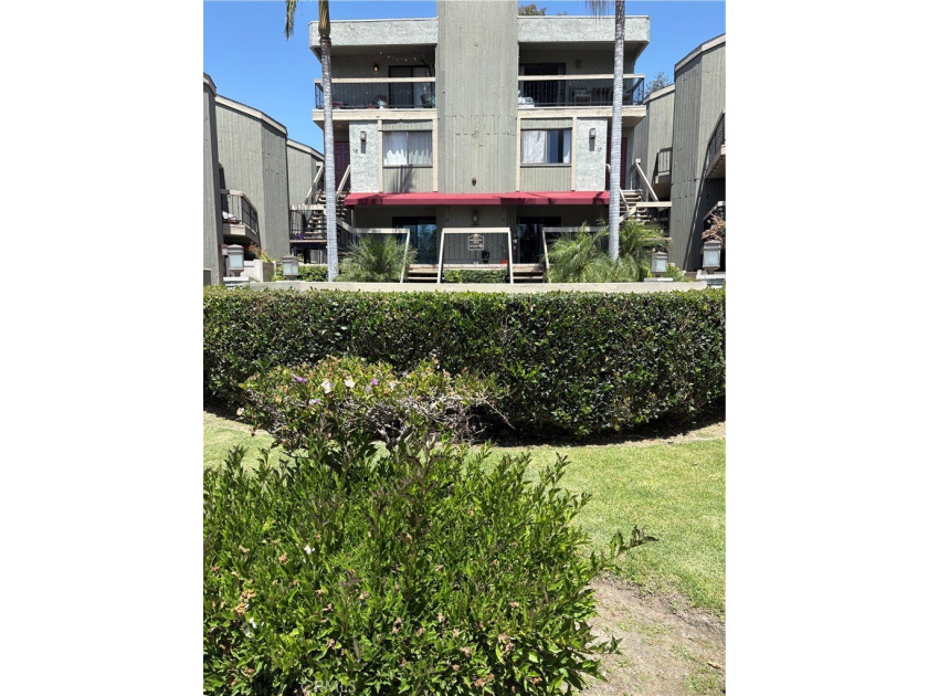 Charming tri-level townhome in Signal Hill featuring 2 bedrooms - photo 20