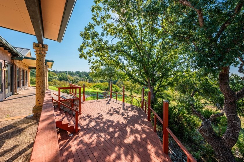 Multiple-home property with a total of 4 bedrooms, 4.5 baths - photo 27