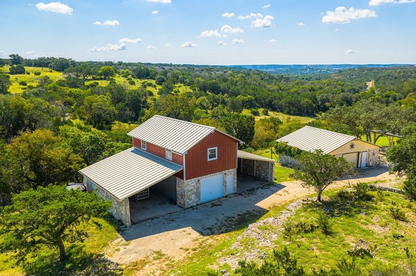 Multiple-home property with a total of 4 bedrooms, 4.5 baths - photo 32