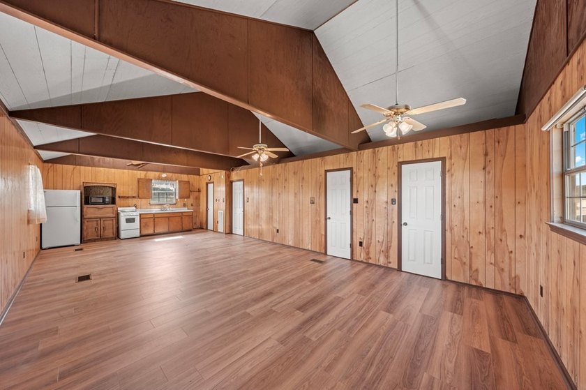 Multiple-home property with a total of 4 bedrooms, 4.5 baths - photo 36