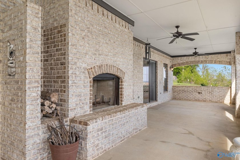 Stunning custom-built 3-bedroom, 2 bath home with beautiful - photo 37