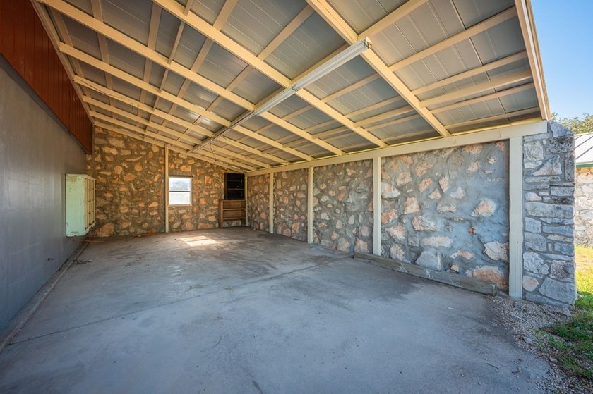 Multiple-home property with a total of 4 bedrooms, 4.5 baths - photo 38