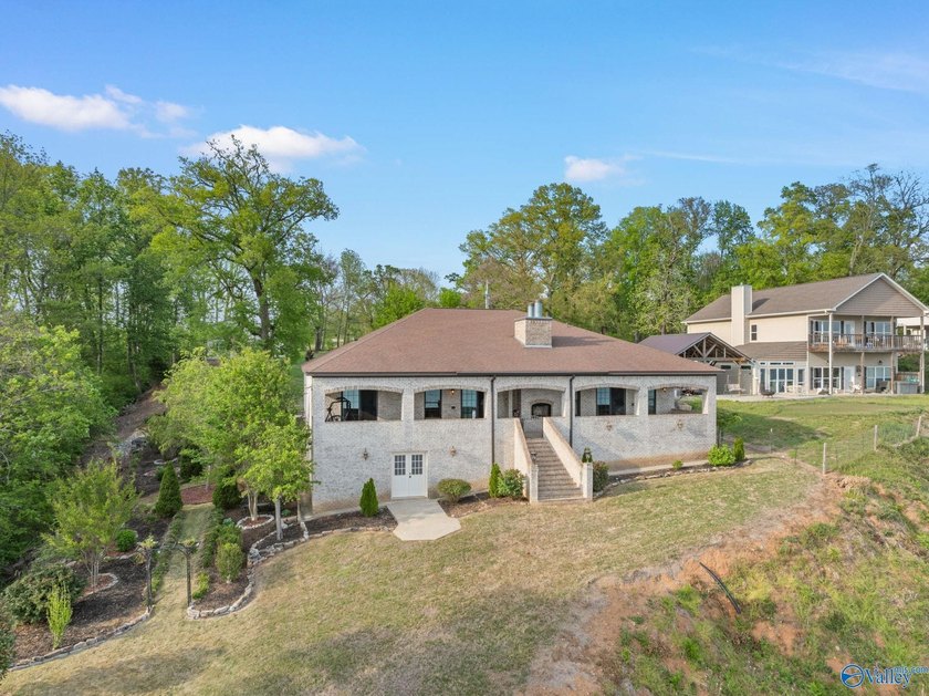 Stunning custom-built 3-bedroom, 2 bath home with beautiful - photo 43