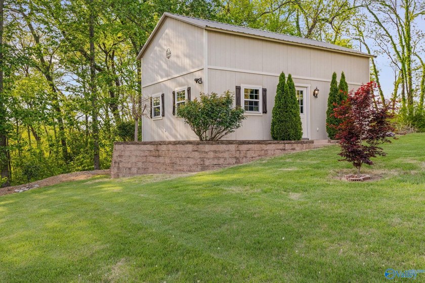 Stunning custom-built 3-bedroom, 2 bath home with beautiful - photo 44