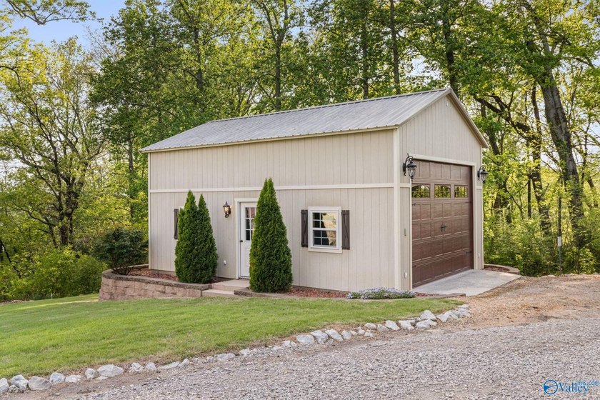 Stunning custom-built 3-bedroom, 2 bath home with beautiful - photo 46