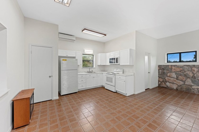 Multiple-home property with a total of 4 bedrooms, 4.5 baths - photo 49