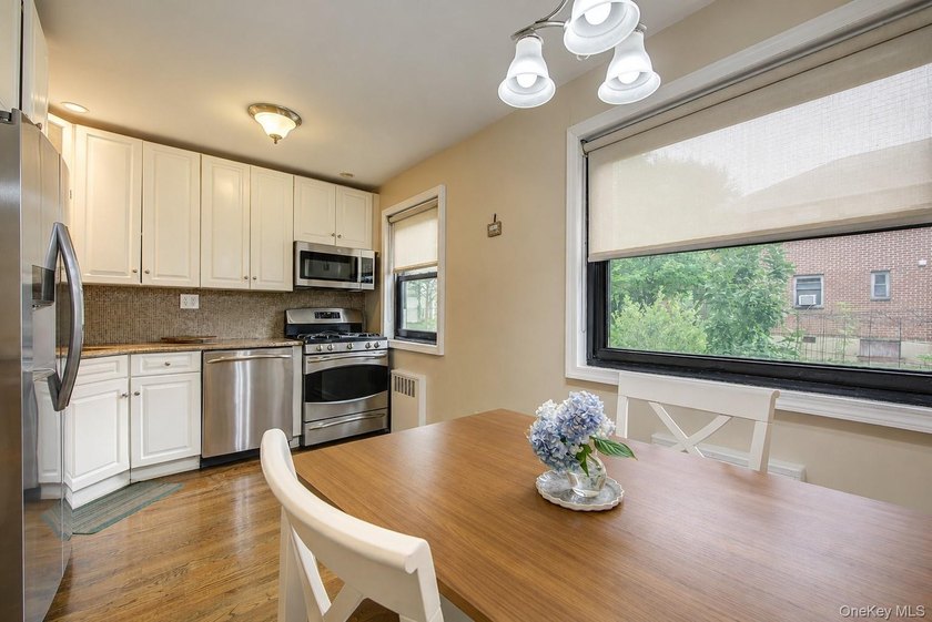 Welcome to this spacious 3-bedroom, 1-bath lower-level corner - photo 6