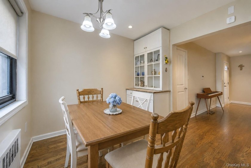Welcome to this spacious 3-bedroom, 1-bath lower-level corner - photo 8