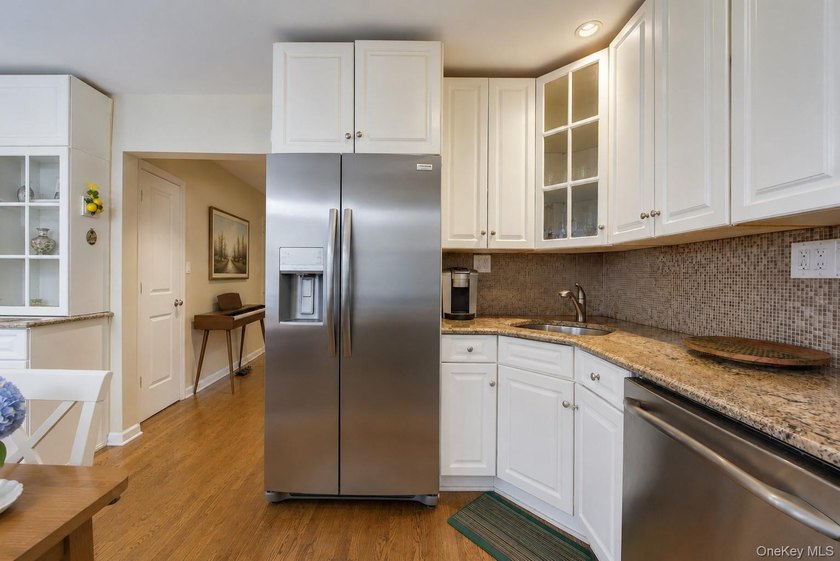 Welcome to this spacious 3-bedroom, 1-bath lower-level corner - photo 9
