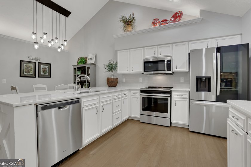 Beautifully updated and completely turnkey ranch home in the - photo 14