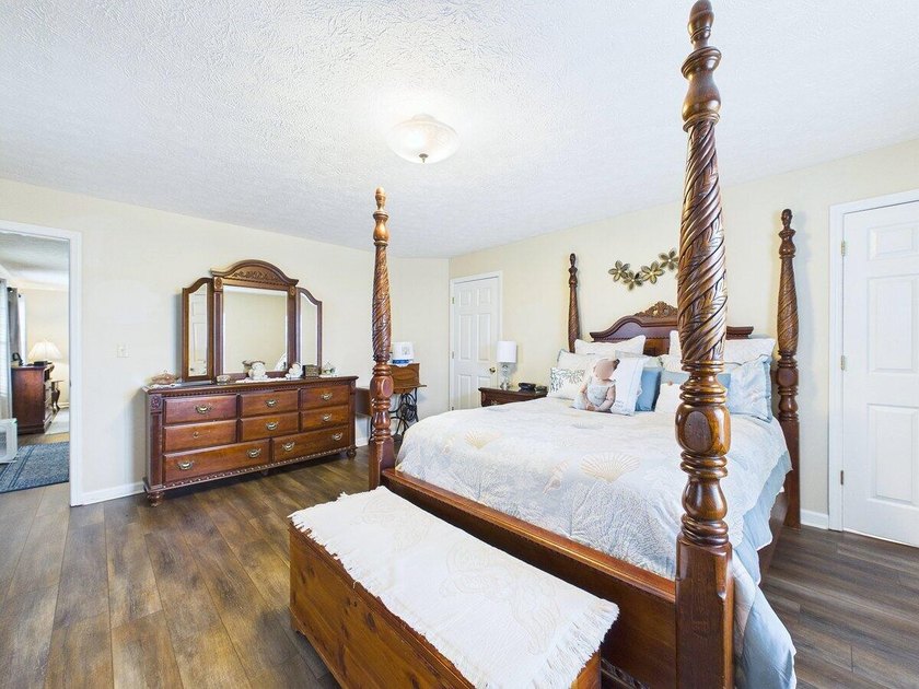 5 bed/3.5 bath. Nestled in a highly desirable area, this - photo 23