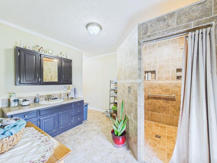5 bed/3.5 bath. Nestled in a highly desirable area, this - photo 25