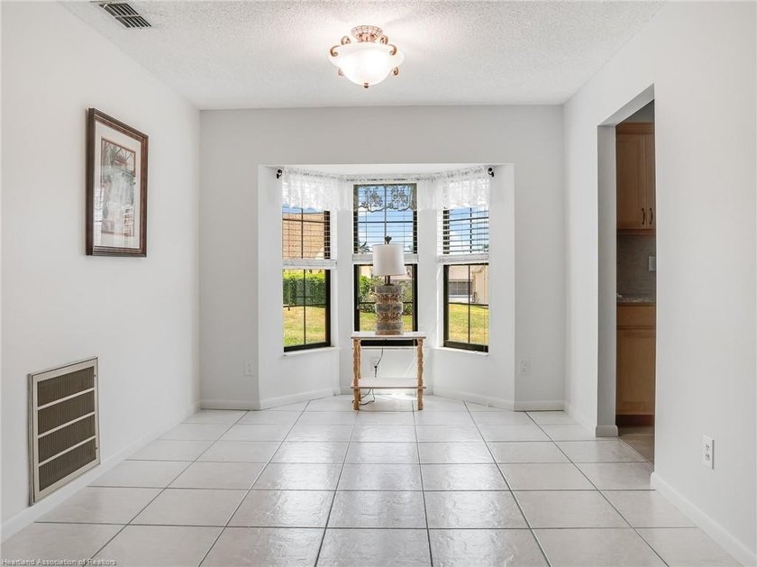 Welcome to easy Florida living in the desirable Tomoka Heights - photo 5
