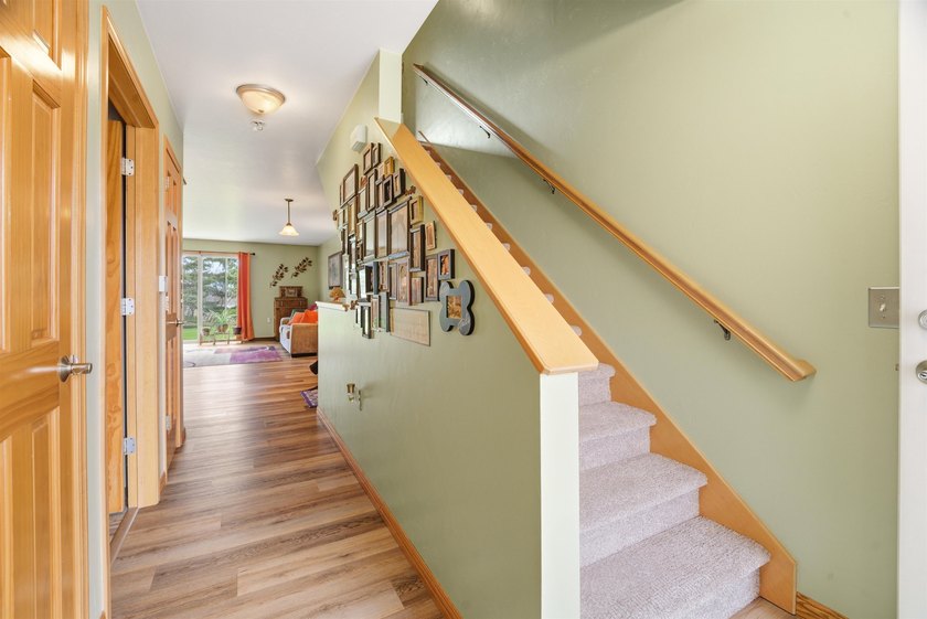 Enjoy the ease of condo living in this well-maintained townhouse - photo 3