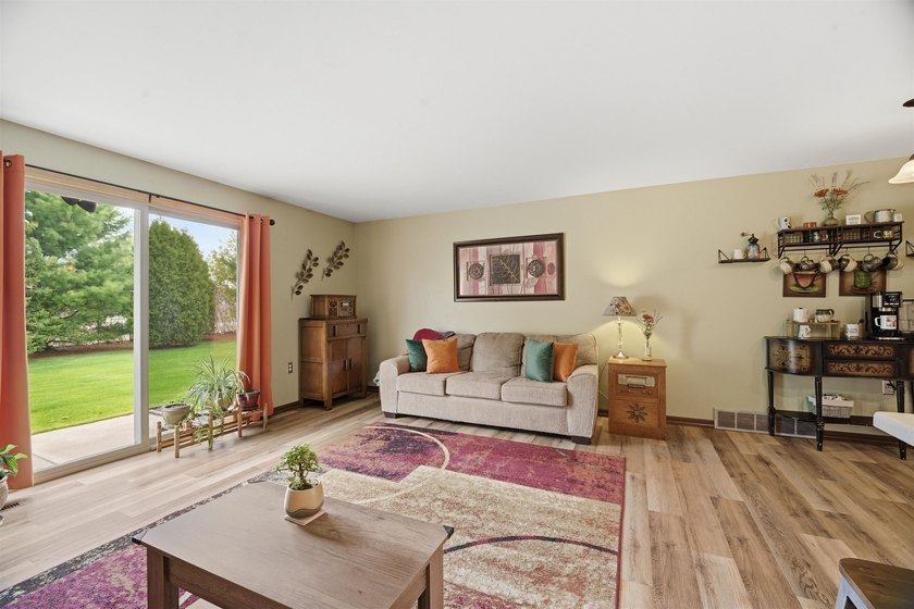 Enjoy the ease of condo living in this well-maintained townhouse - photo 5